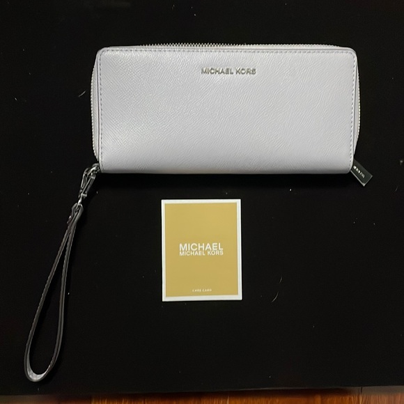 Handbags - MiCHAEL KORS WRISTLET. NWOT